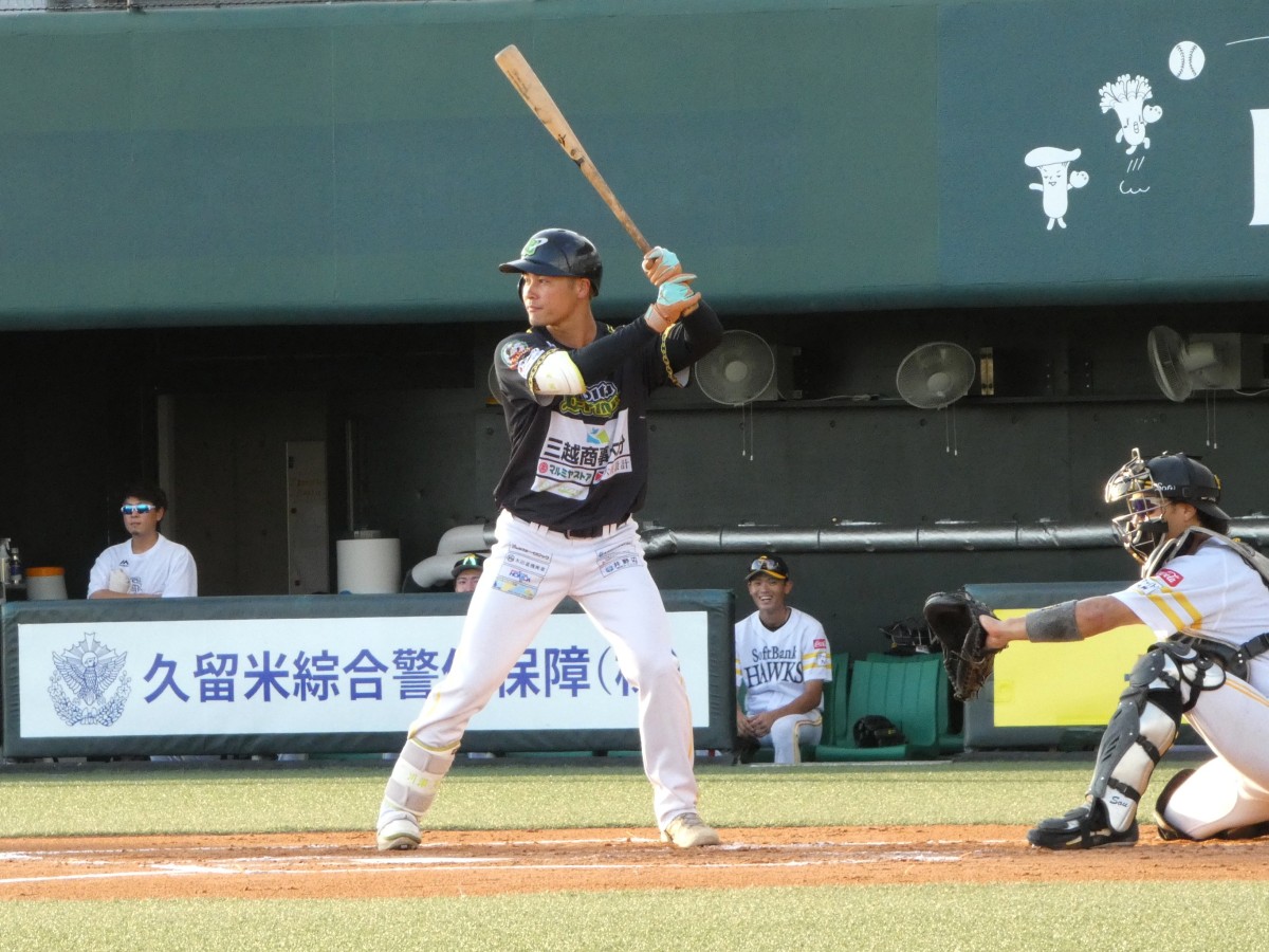 ホークスベンチを背に、打席に立つ笠谷選手