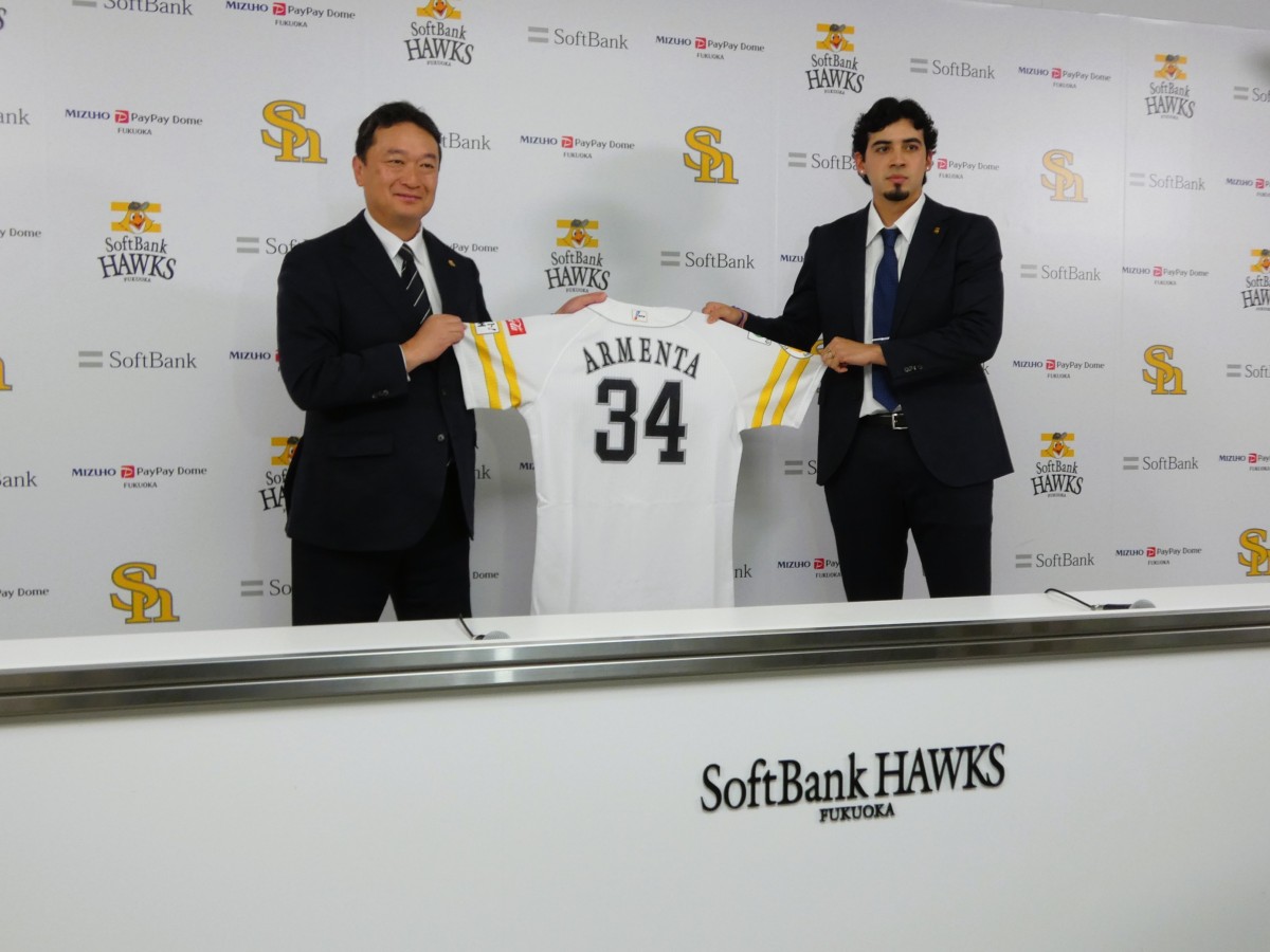 アルメンタの支配下登録会見。左は三笠GM