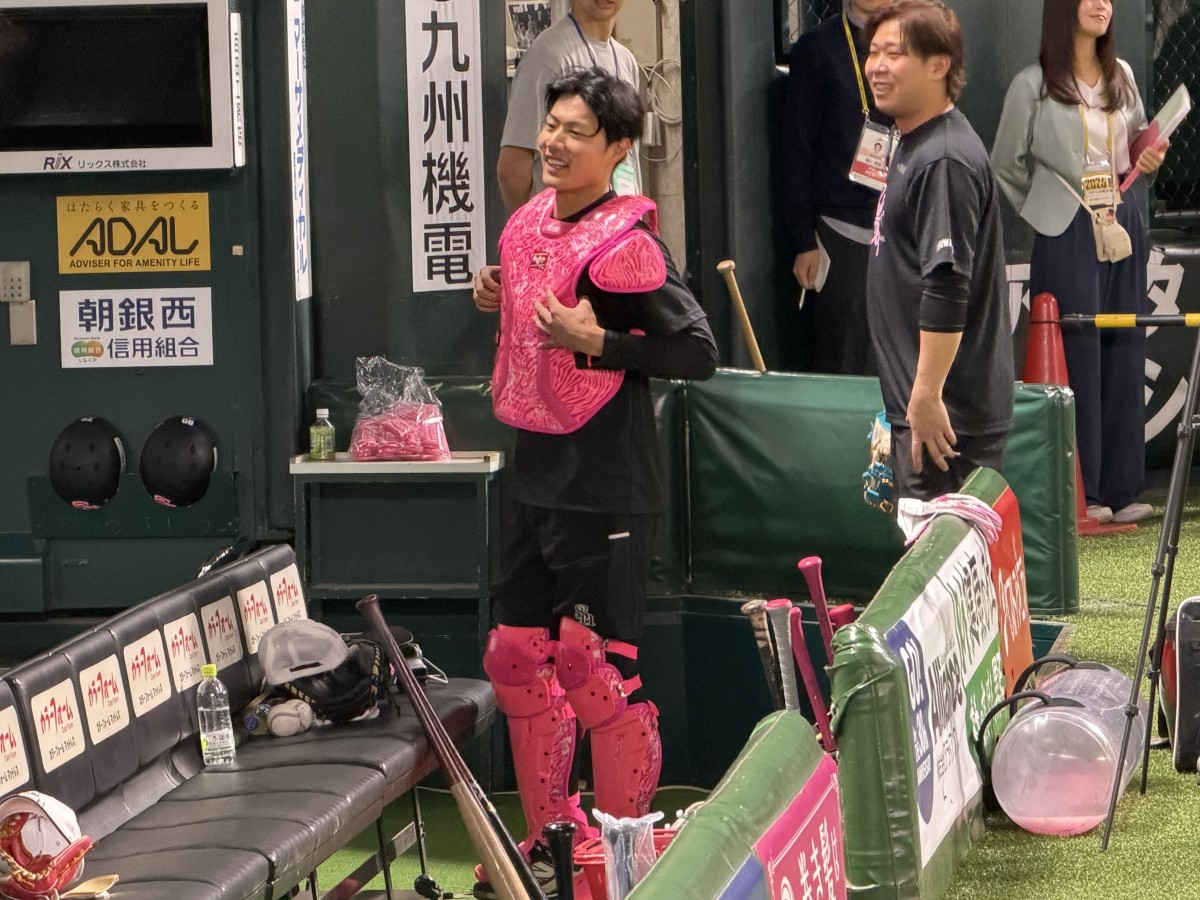 練習中の渡邉陸捕手