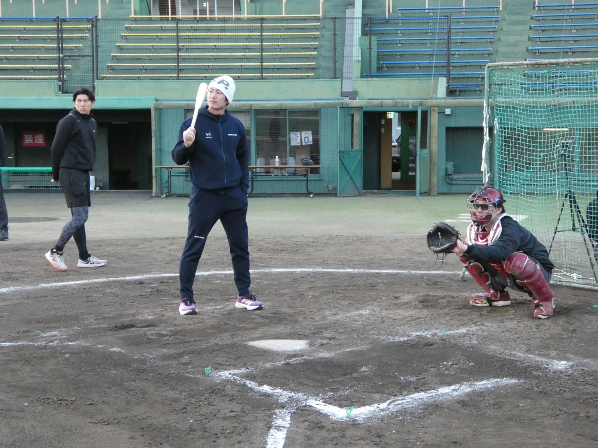 バットを持つ今井投手。左は西武・武内投手