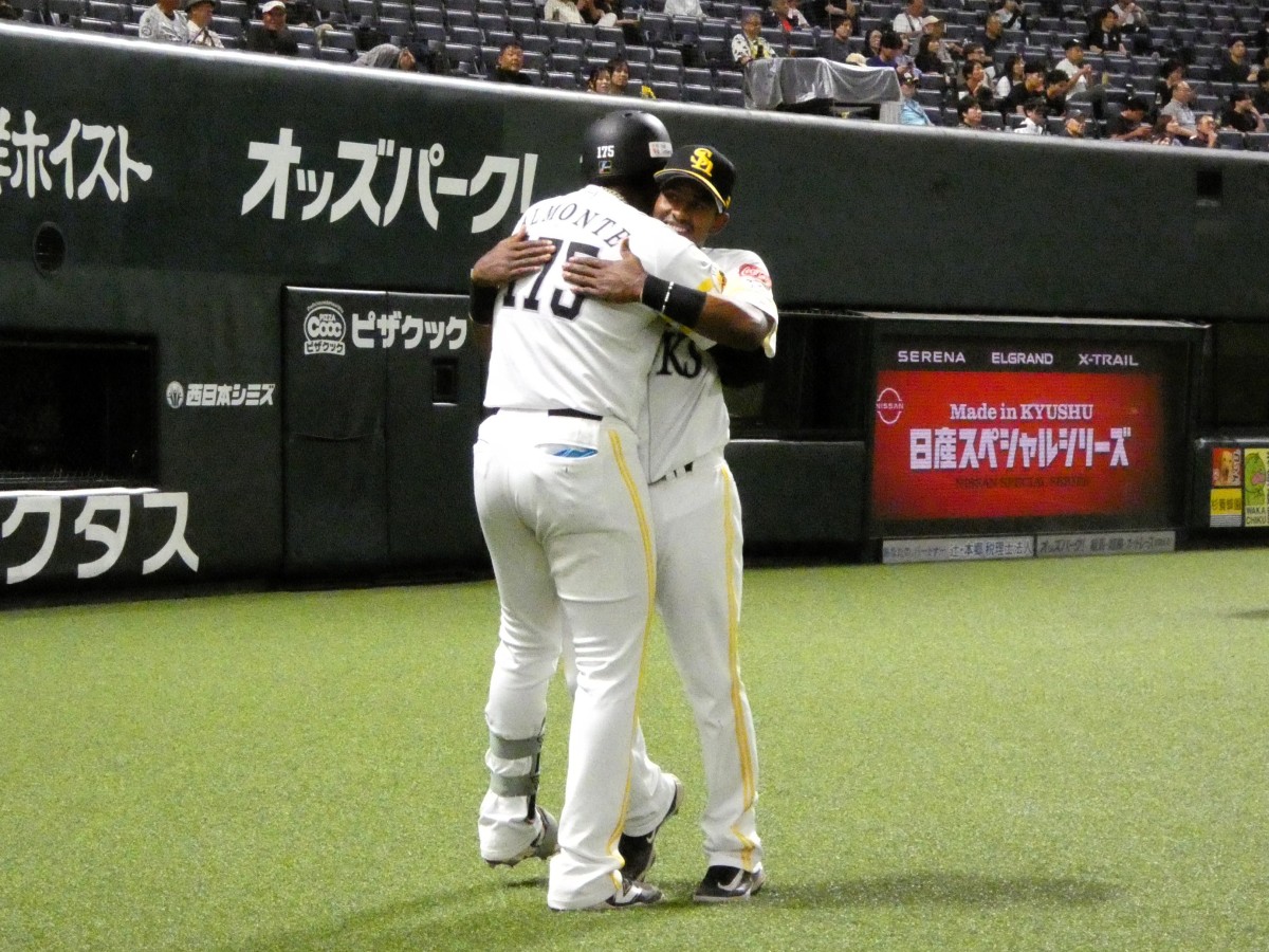 抱き合うアルモンテ内野手(背中)とモレノ内野手