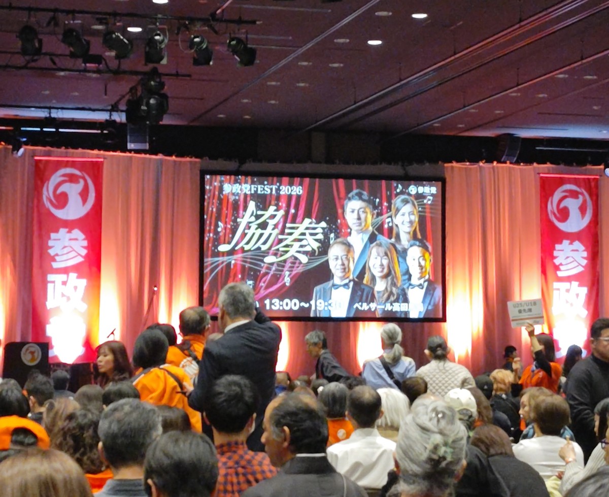 （満席の会場）