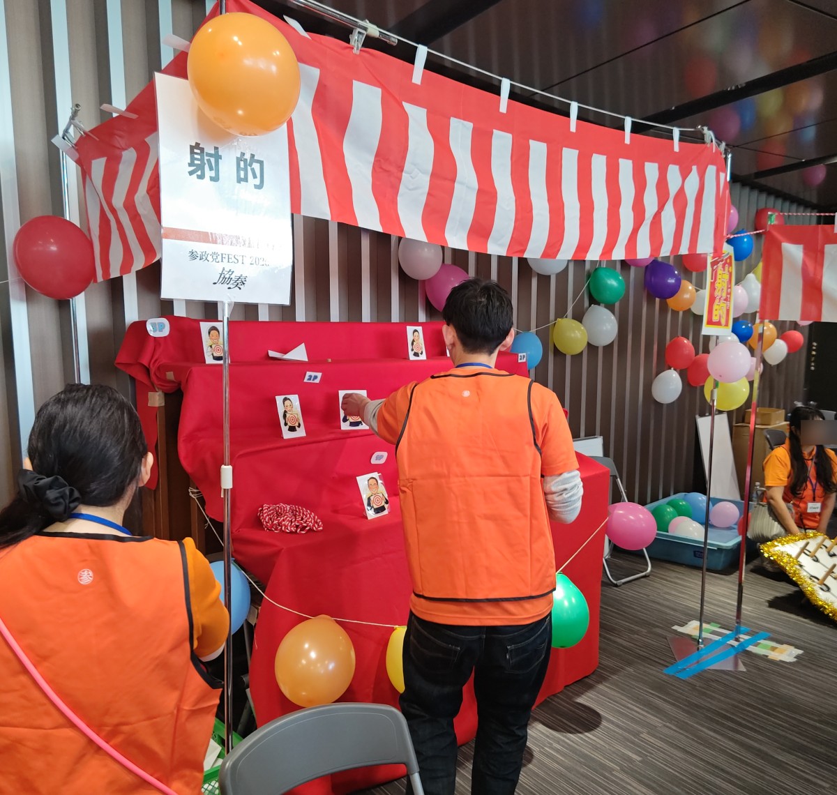 （エントランスに作られた縁日）