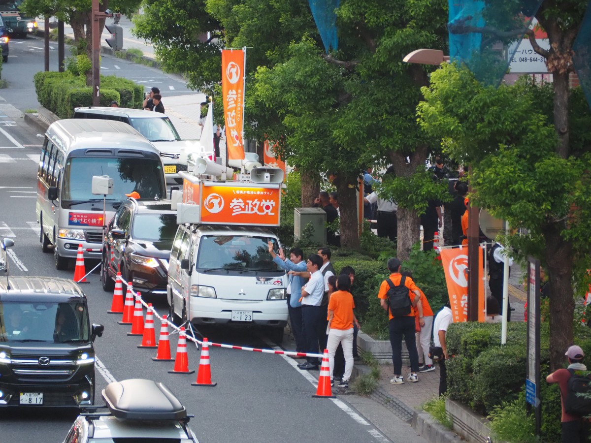 (大宮西口で街宣開始)