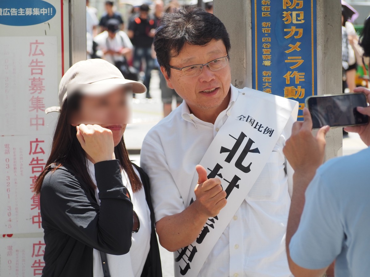 (撮影に応じる北村晴男氏)