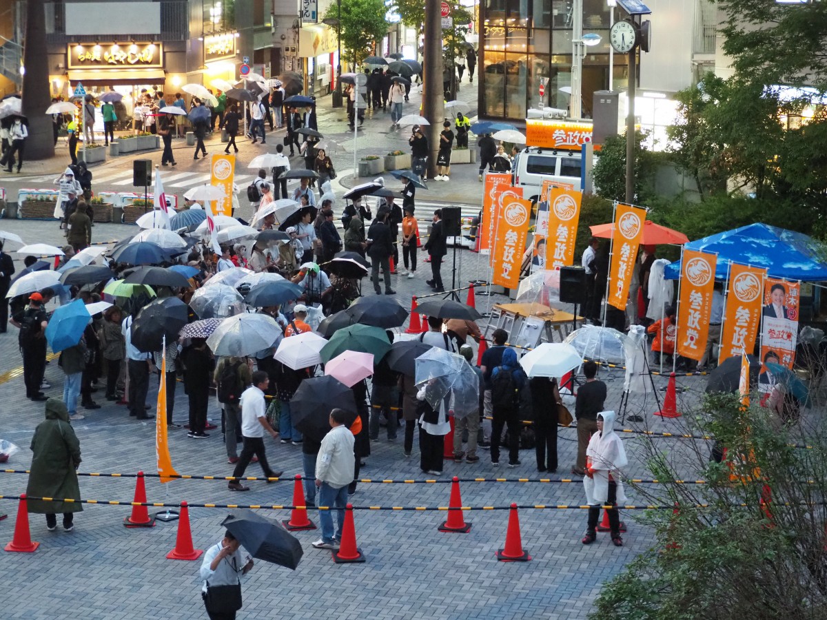（カラーコーンで規制された広場）
