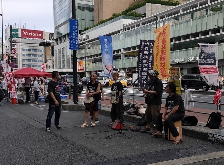 (演奏する新世界連邦反対デモ隊)