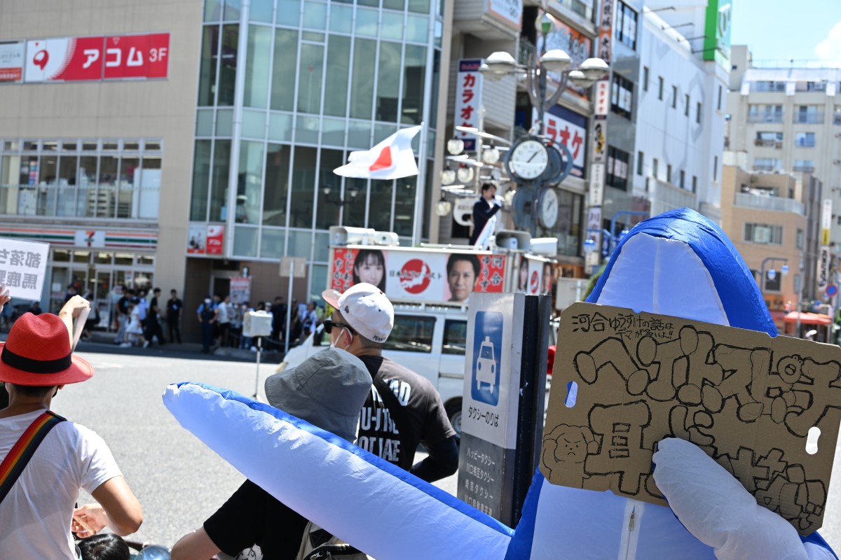 （「ヘイトスピーチに耳を貸さないで」と教えてくれるサメ）