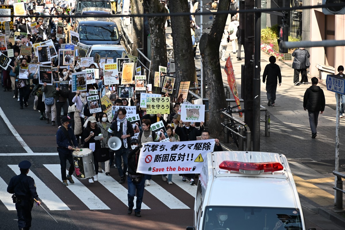 （集合場所から明治通りを進むデモ隊の様子）
