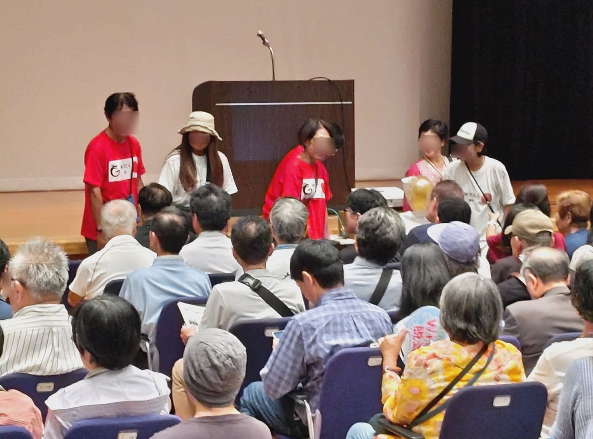 （原口議員に挨拶する「ゆうこく連合」の方々）