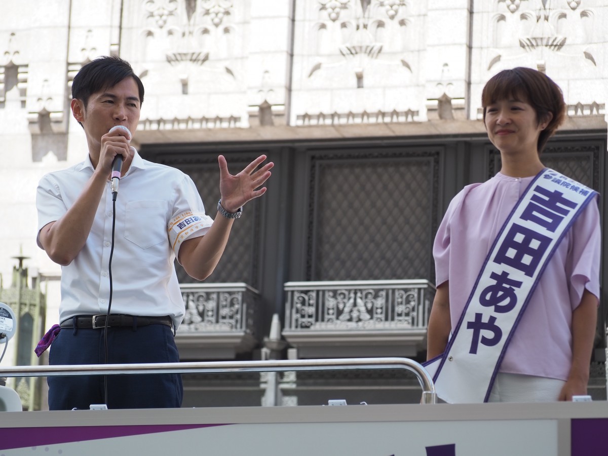(新宿マルイ前での石丸伸二氏と吉田あや候補)
