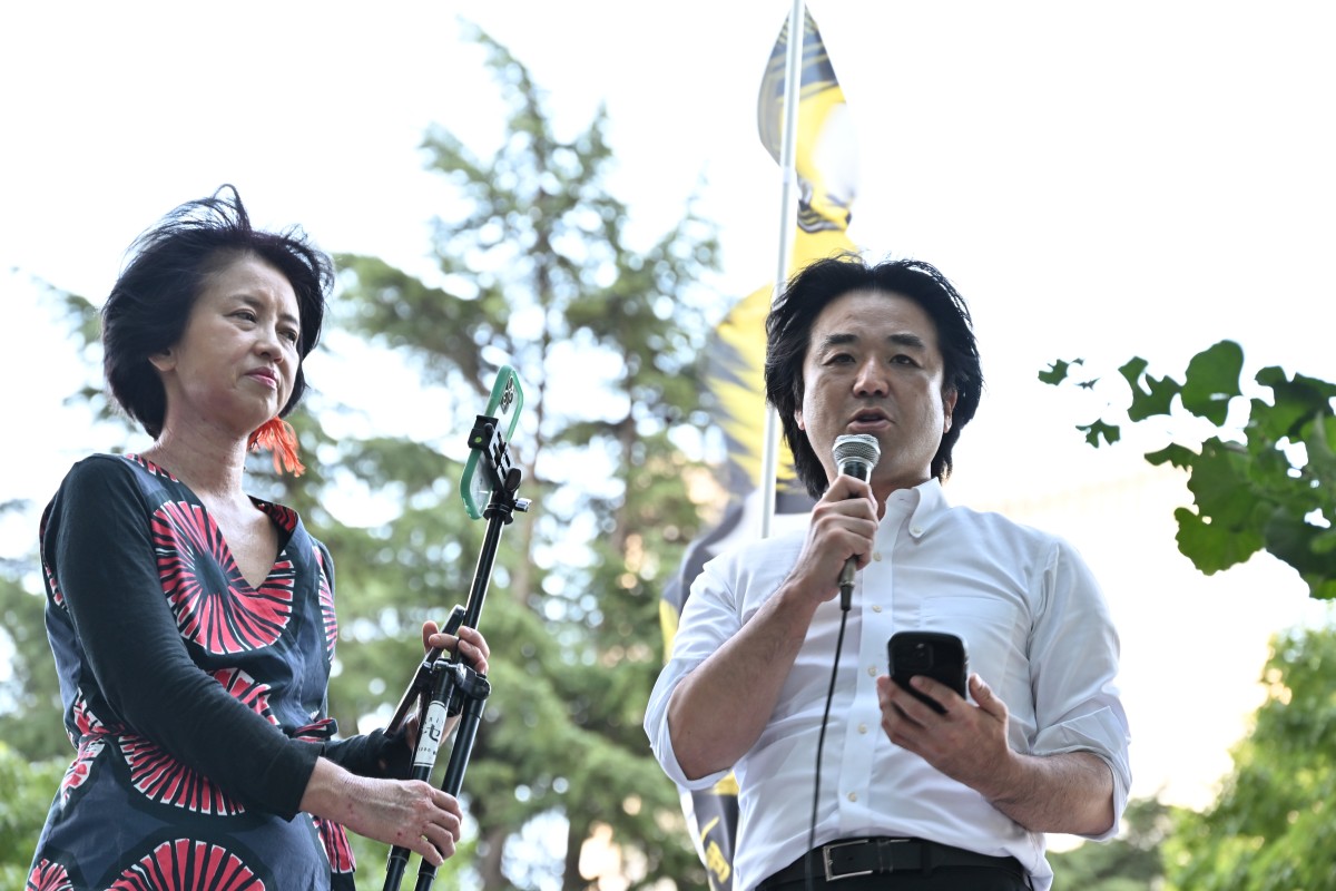 （街宣車の上に立つ外山市議と黒川）