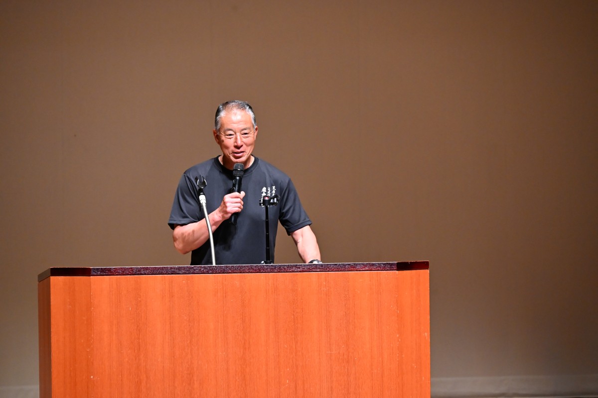 （講演をする荒谷卓）