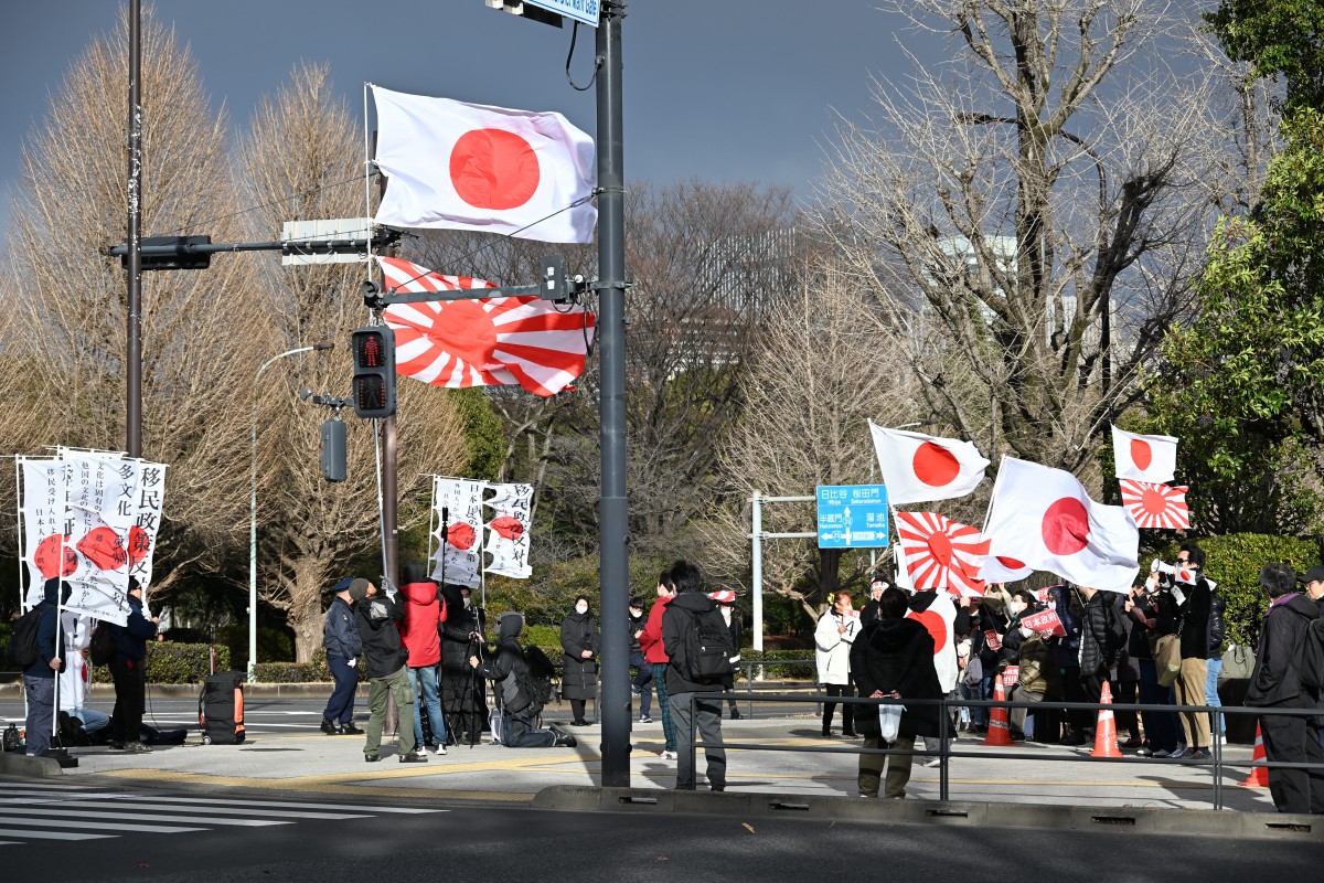 （国会議事堂前、強風にはためく日の丸）