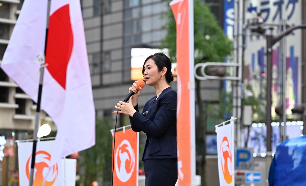 （浴衣を着る予定で髪を結ったという梅村議員。知らんがな）
