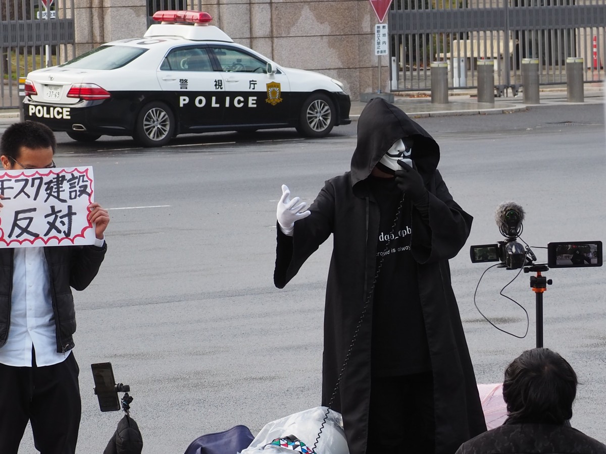 （仮面の演説者も）