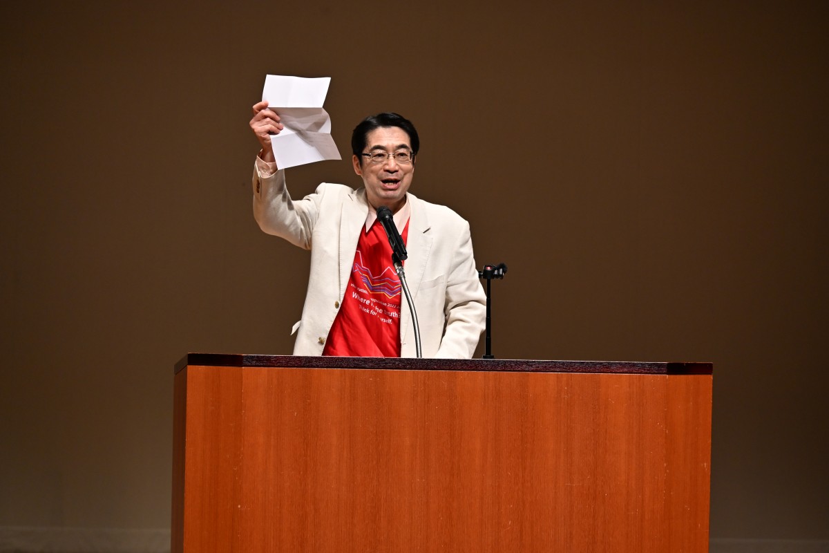 （手紙を紹介する林千勝）