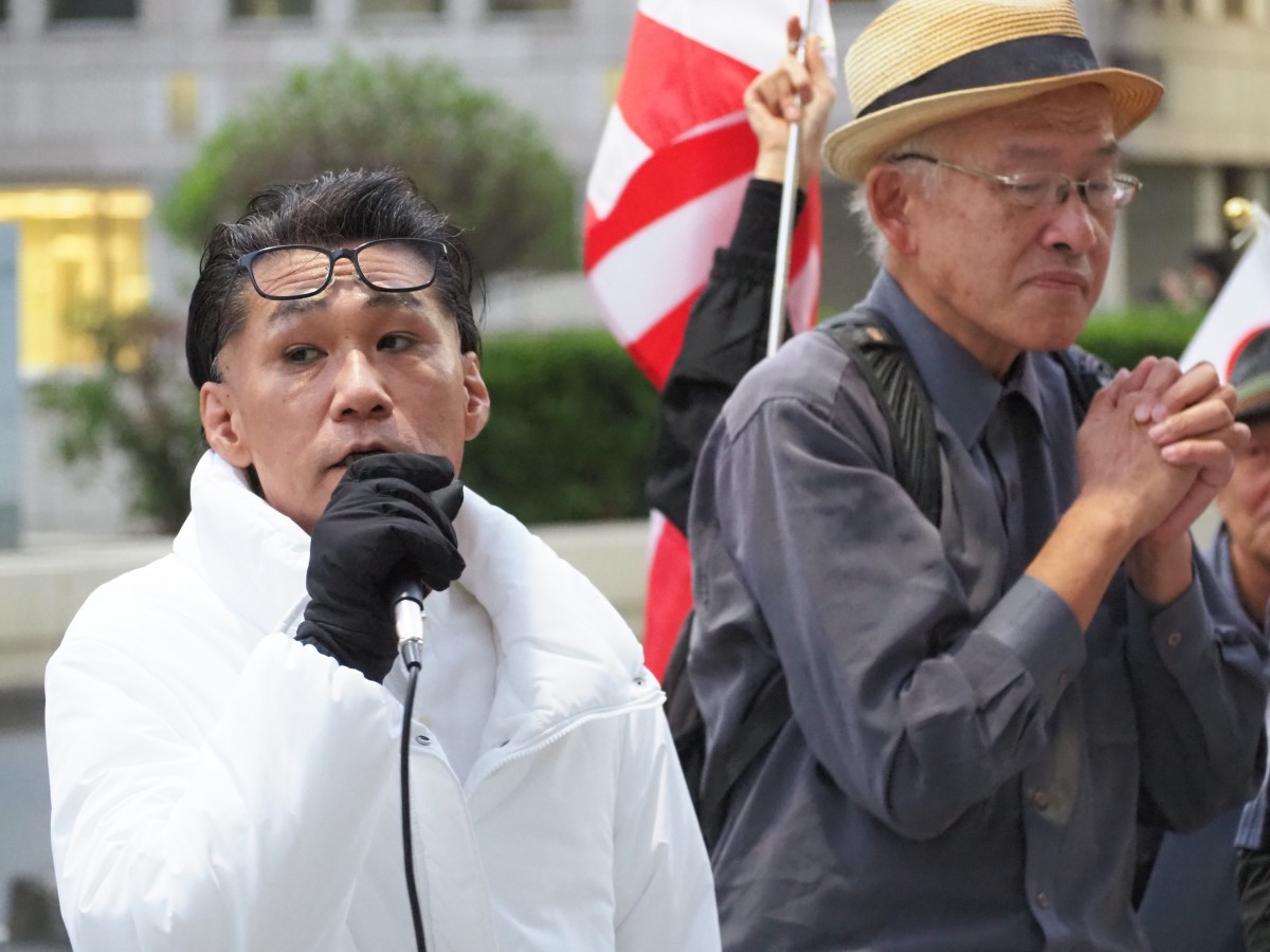 (スピーチするくつざわ氏)