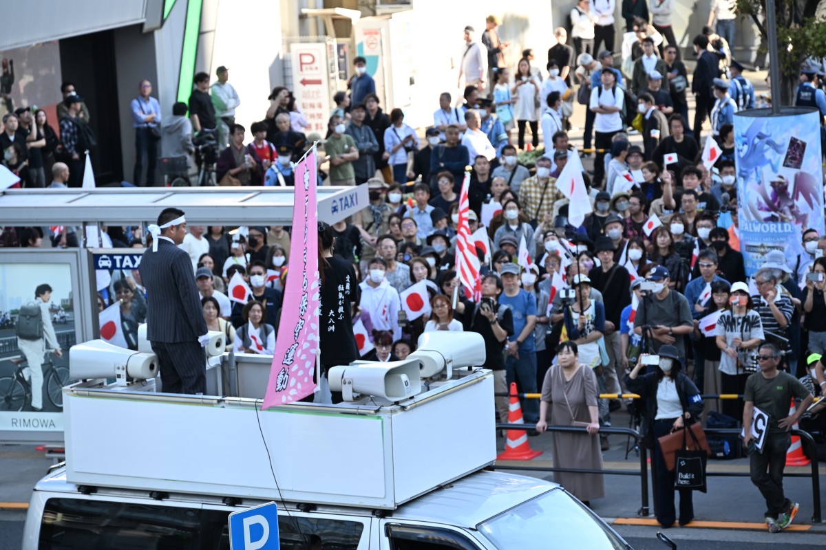 (秋葉原駅前の広場に集まった桜井ファンと街宣車)