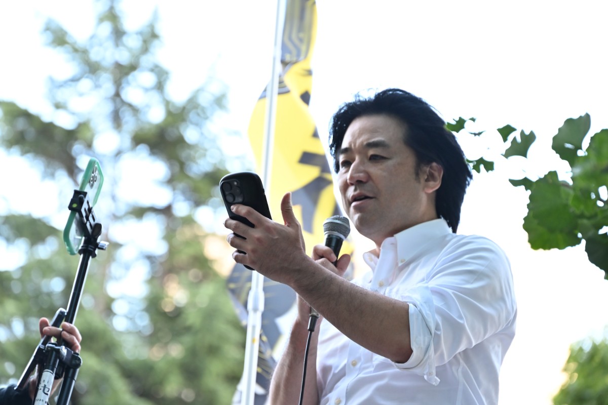（車上から演説する黒川あつひこ）