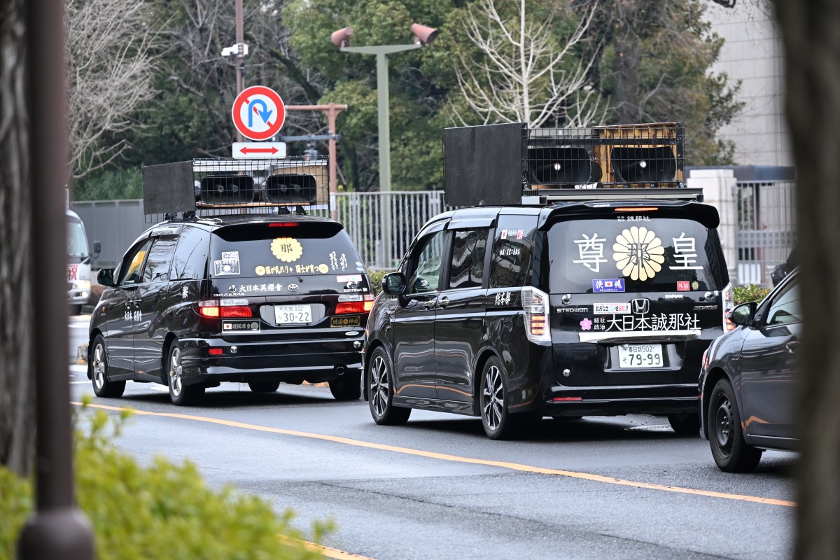 （現場を彩った右翼の皆さん）