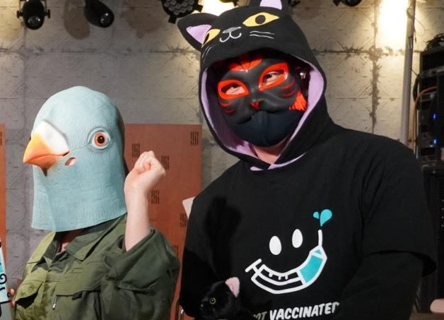 （トークイベントにて、山田ノジルさんと黒猫）