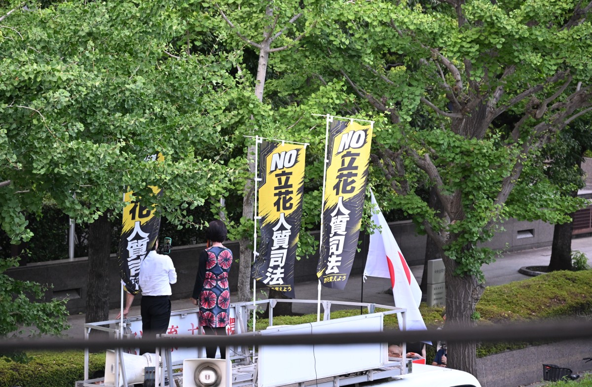 （検察庁前に停められた街宣車）