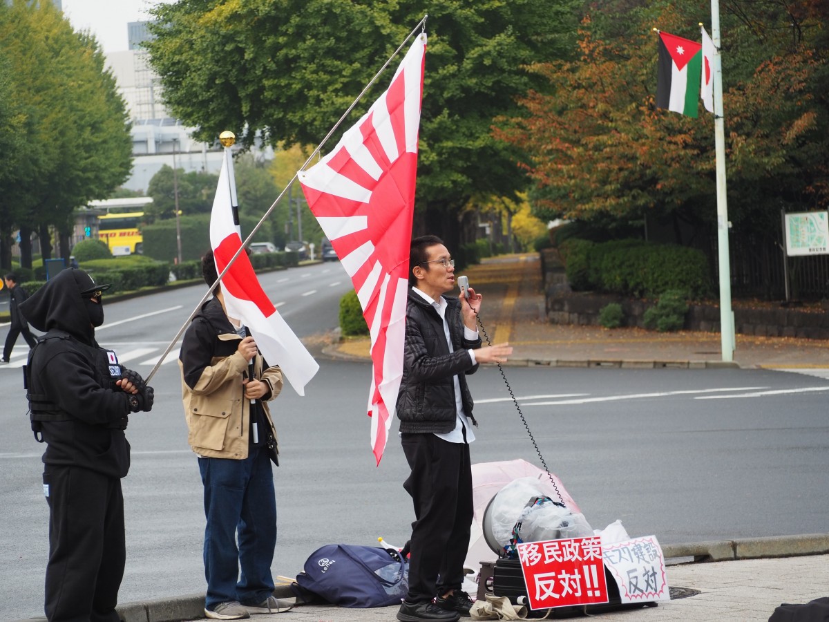 （演説するユーチューバーら）