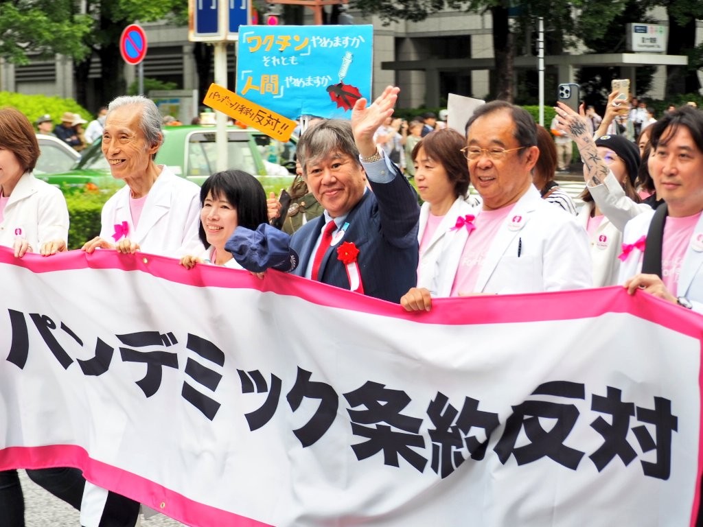 （デモ行進する原口氏）
