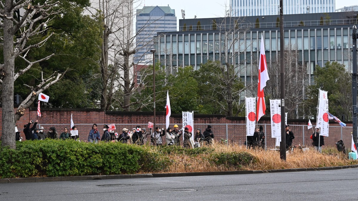 （自民党前の歩道に集まった人達）