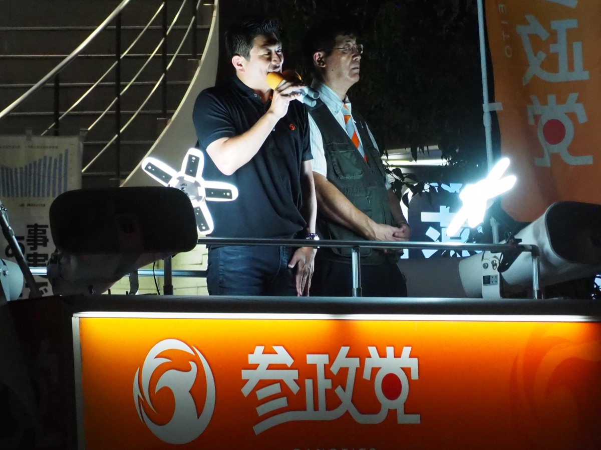 (演説する神谷代表)