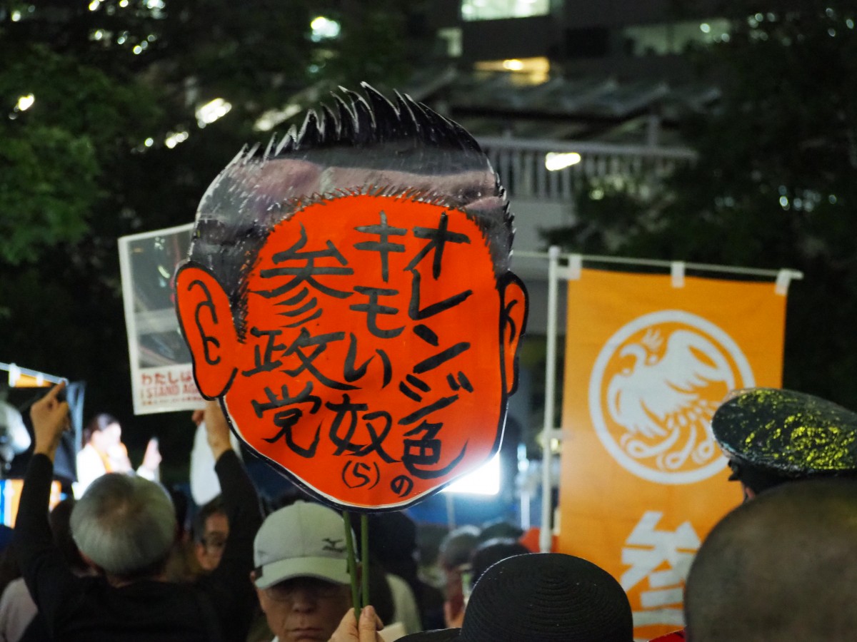 （抗議者によるプラカードの力作も目立っていた）