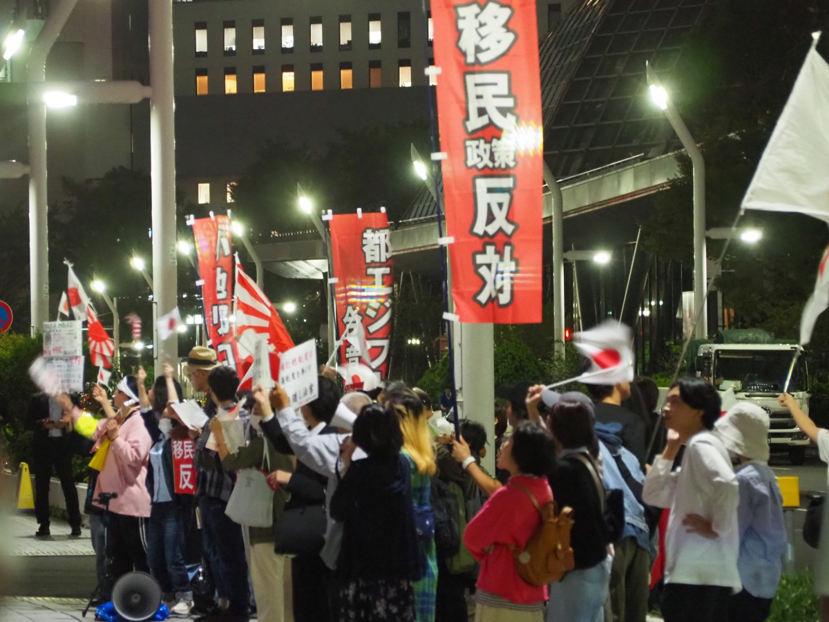 (小池やめろコールをする集団)