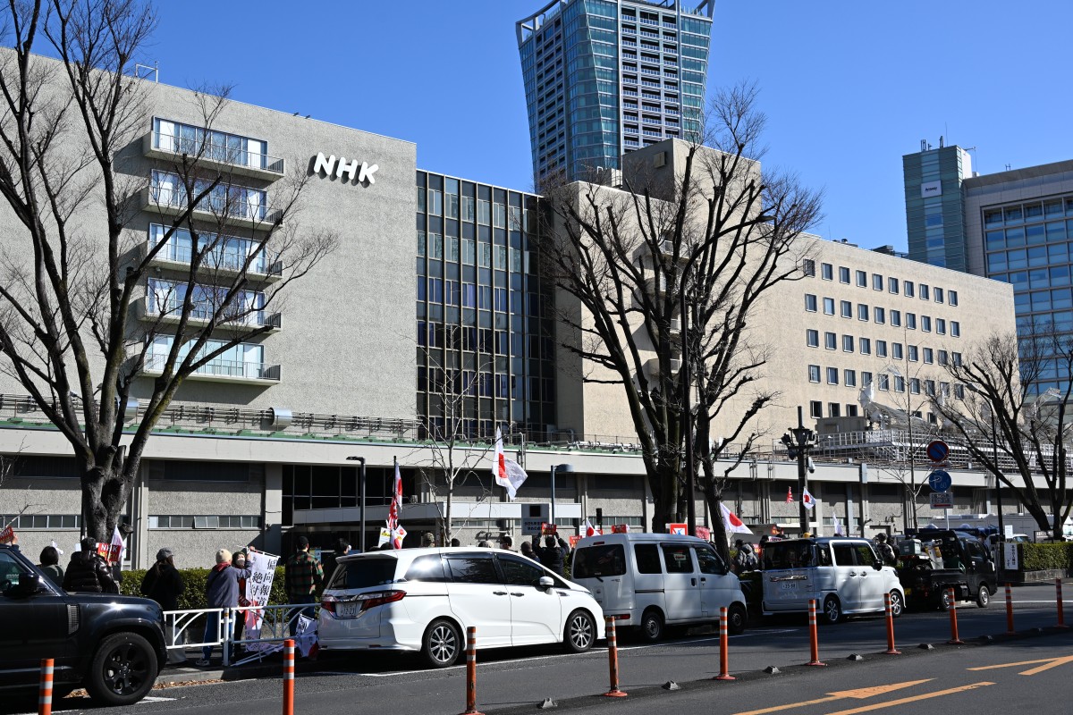 （対岸から見たNHK前デモ）