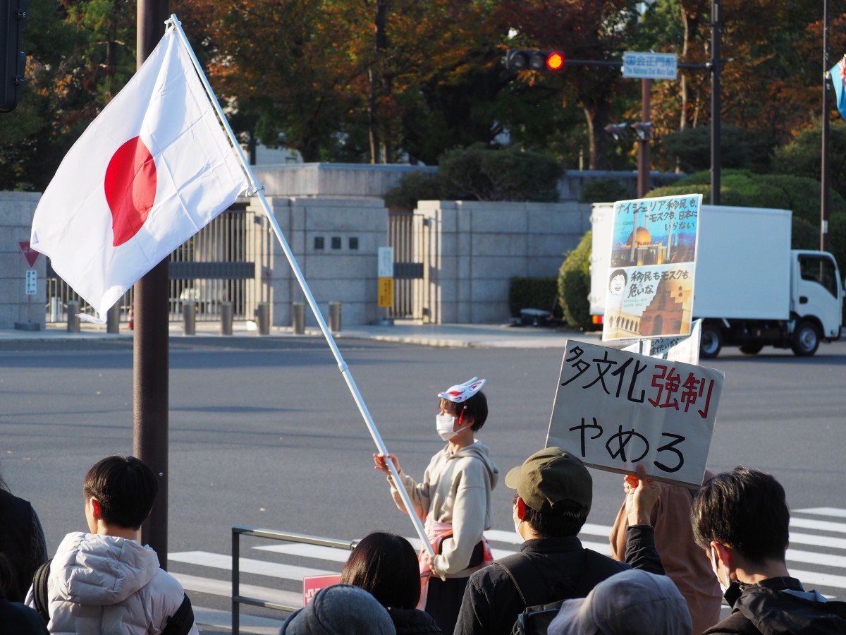 （15日の「モスク建設反対」デモ）