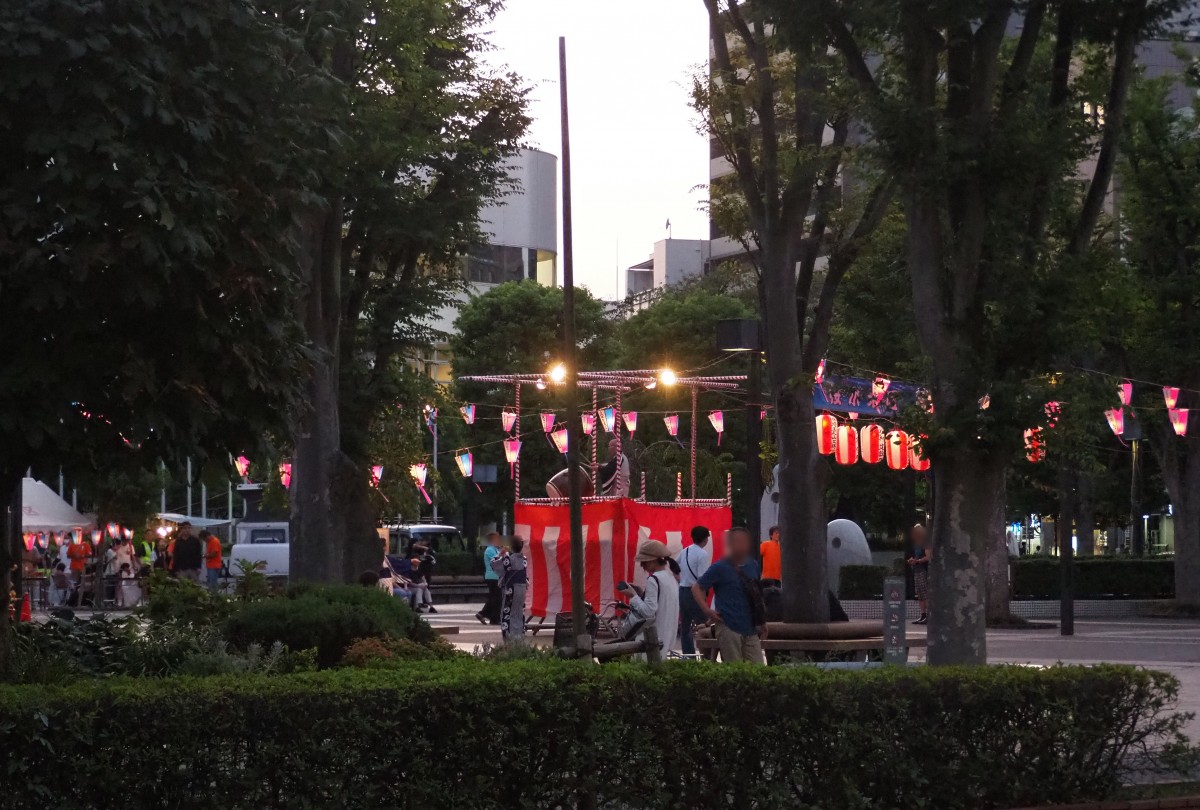 (別世界のような盆踊り会場)