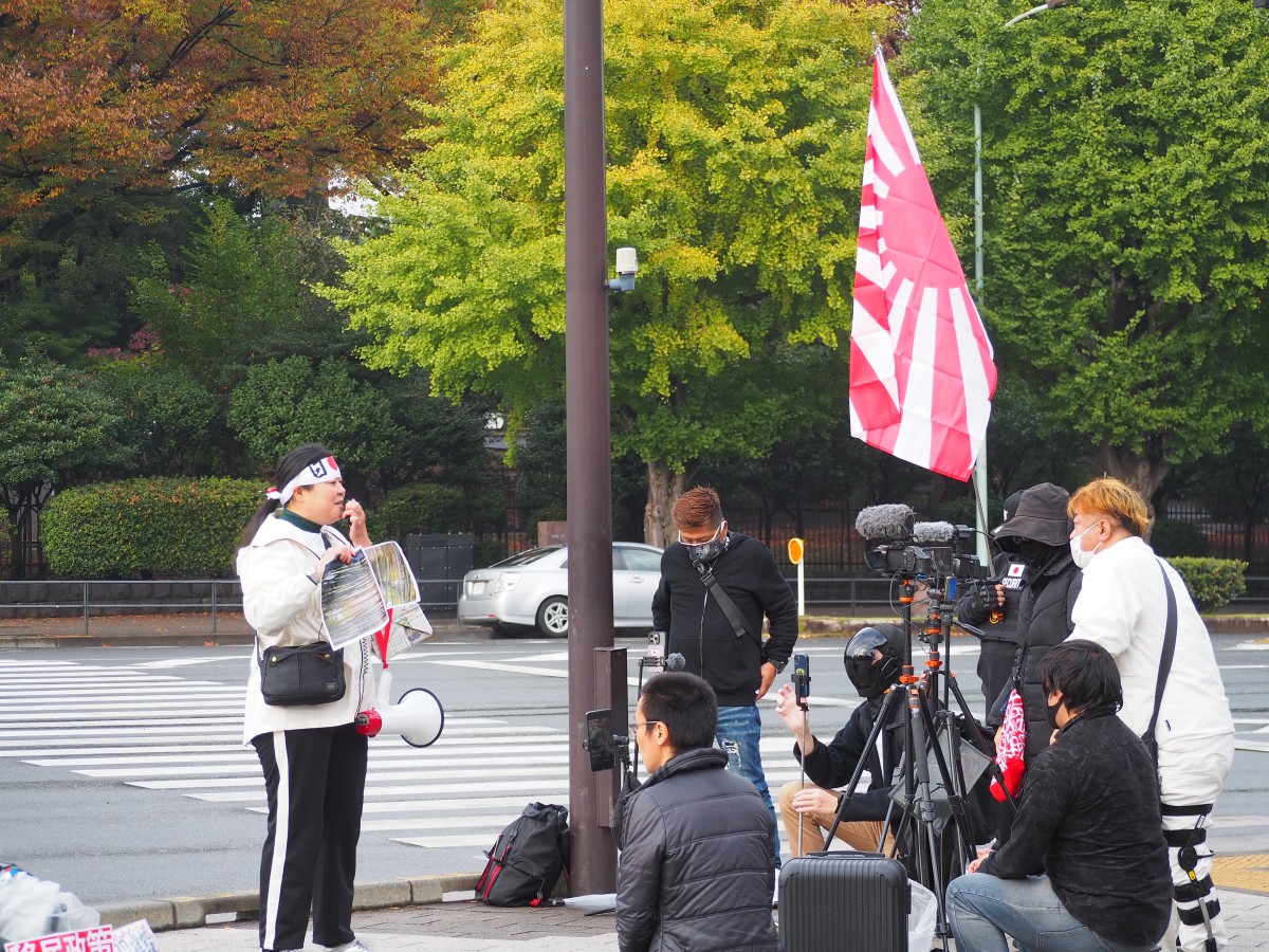 （演説する主催者「女帝」と配信者ら）