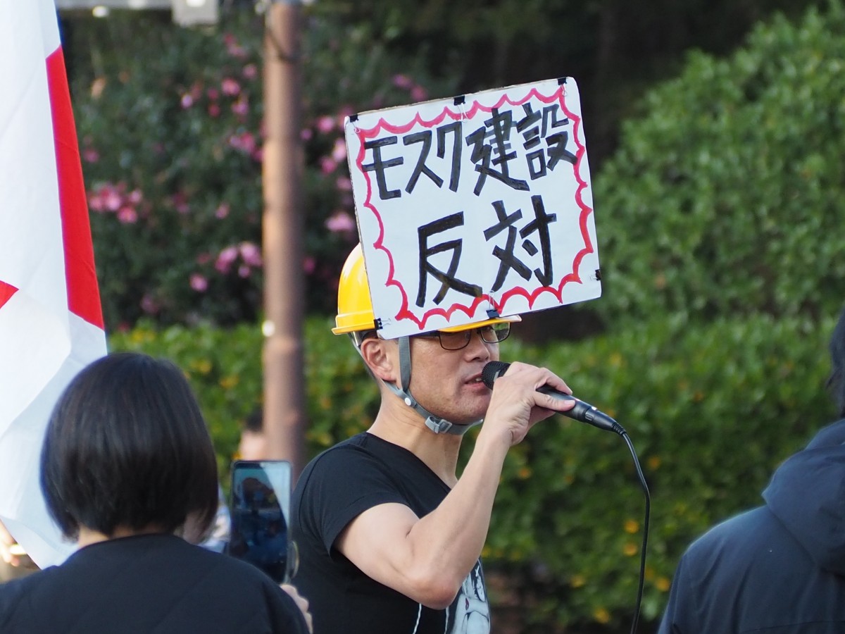 （スピーチするデモ参加者）