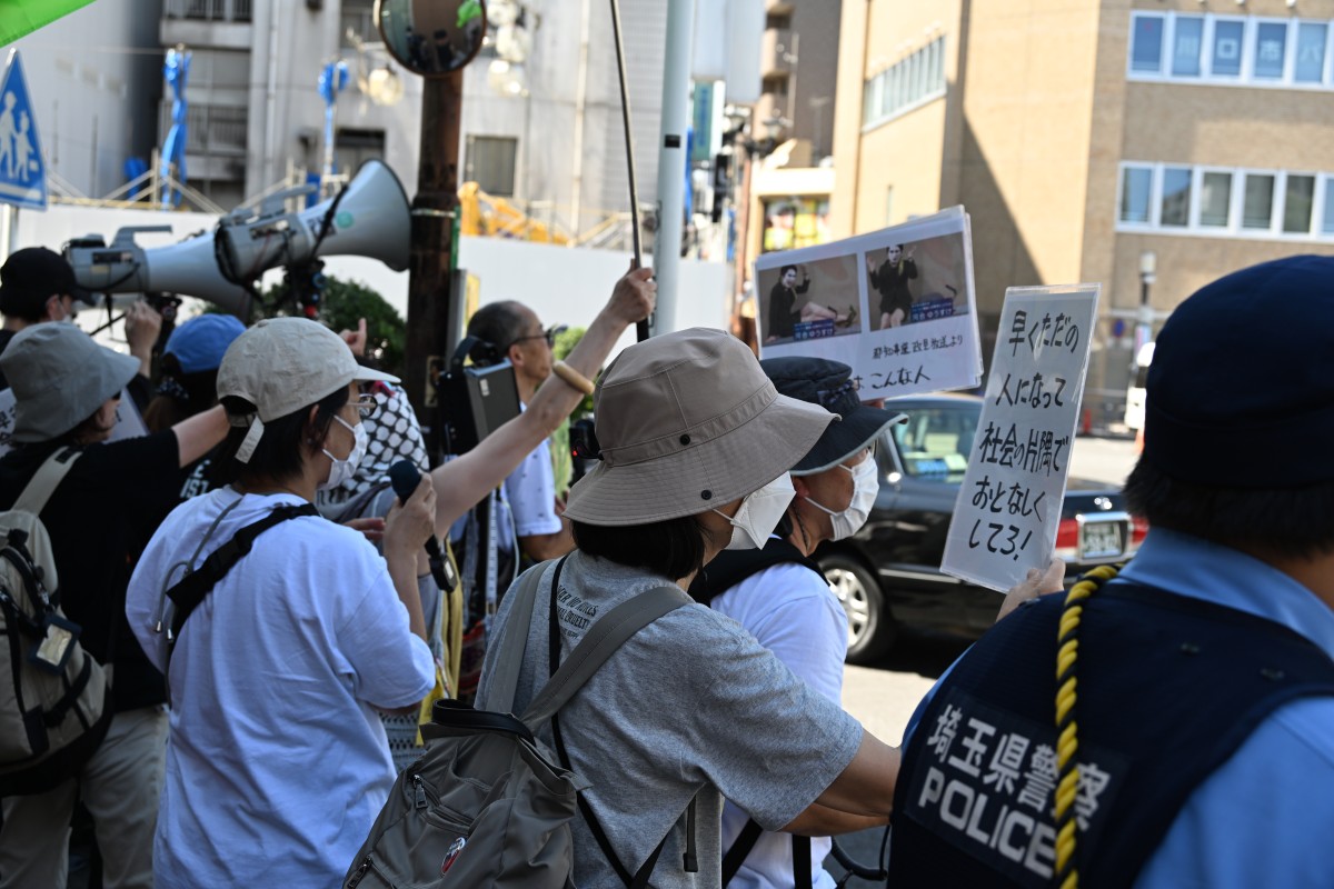 （駅と逆側から河合に抗議する方々）