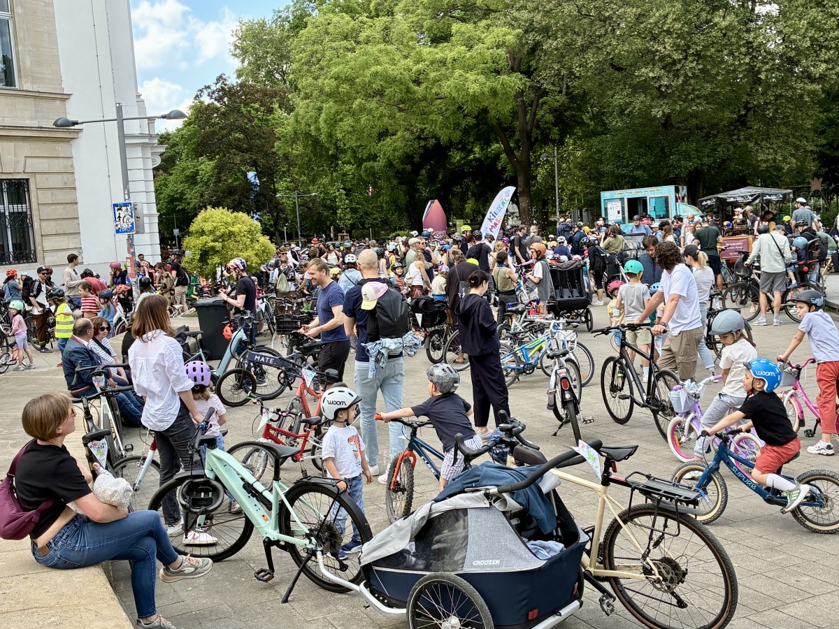 集合時の写真。自転車に「Kiddical Mass」と書かれた小さなフラッグをつけている人が多い。