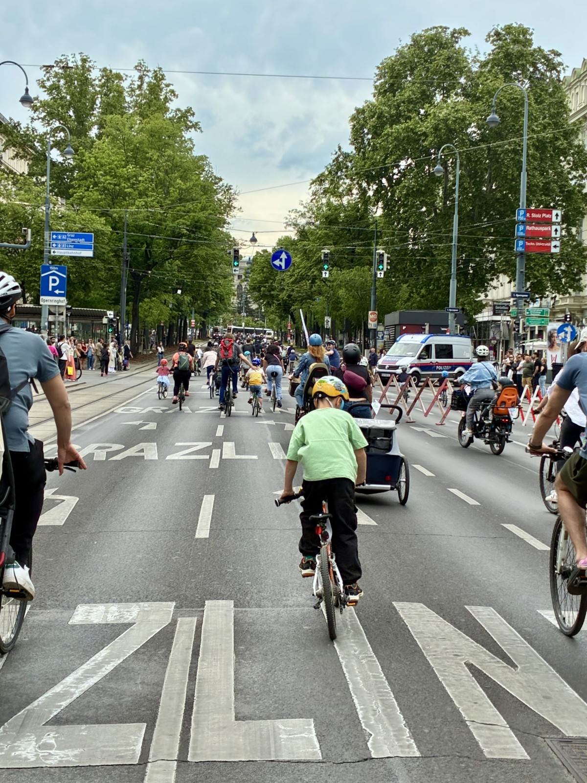 リングと呼ばれるウィーン中心部の大きな通りを自転車で走る。思った以上に気持ちがいい。