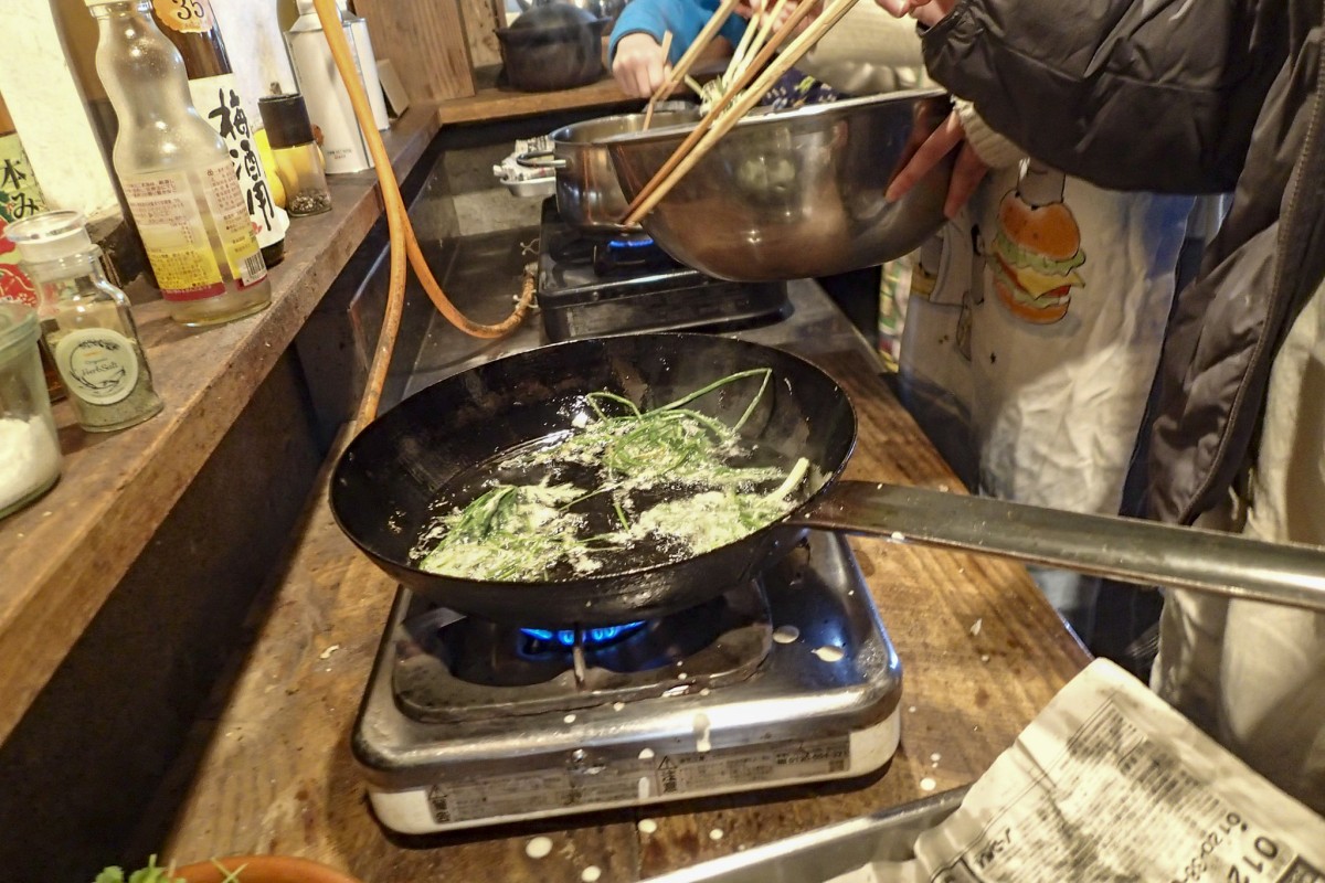 摘んだ野草はみんなで調理。