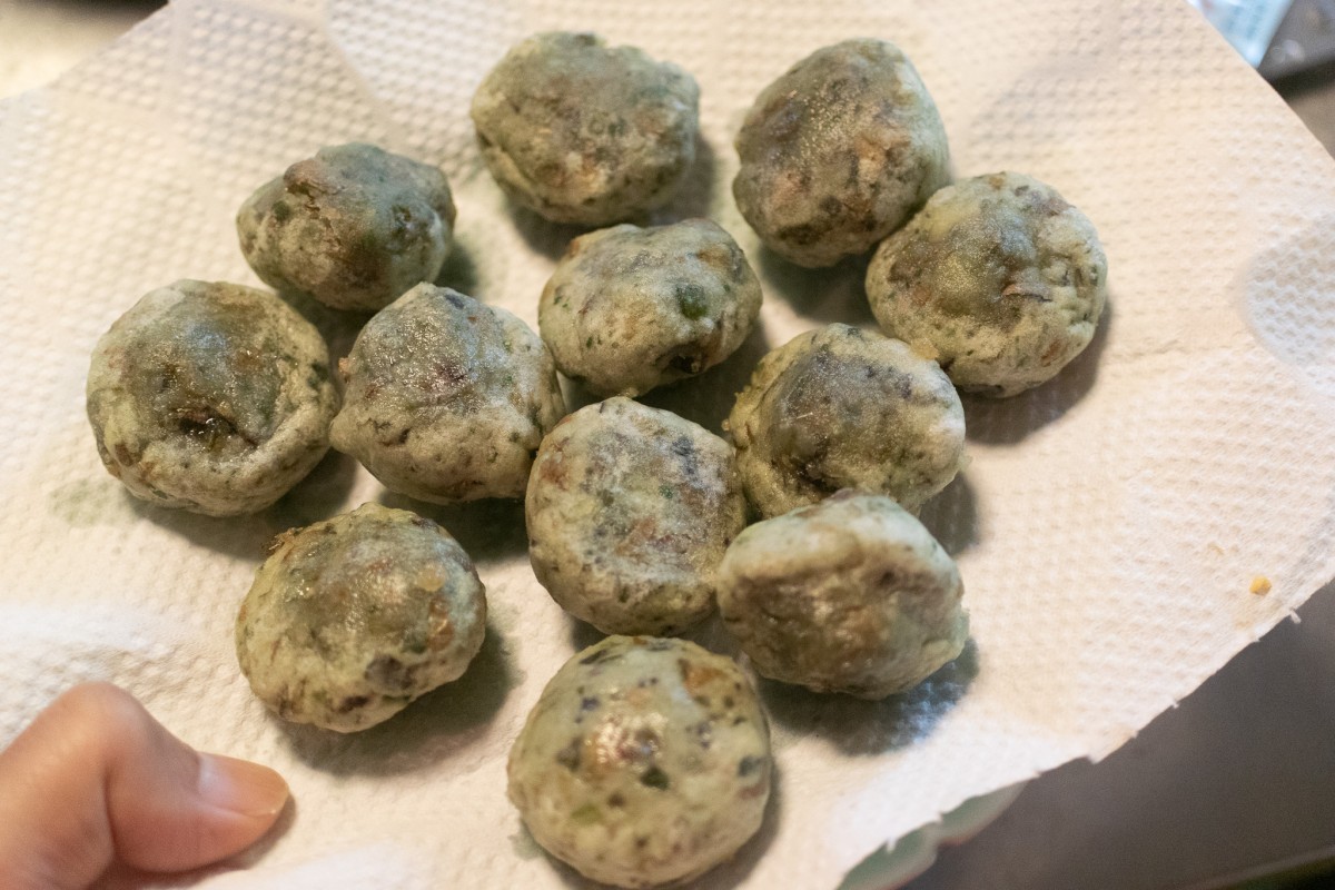 ヤマノイモのむかごで作った実験料理、揚げむかごだんご。おいしかった。