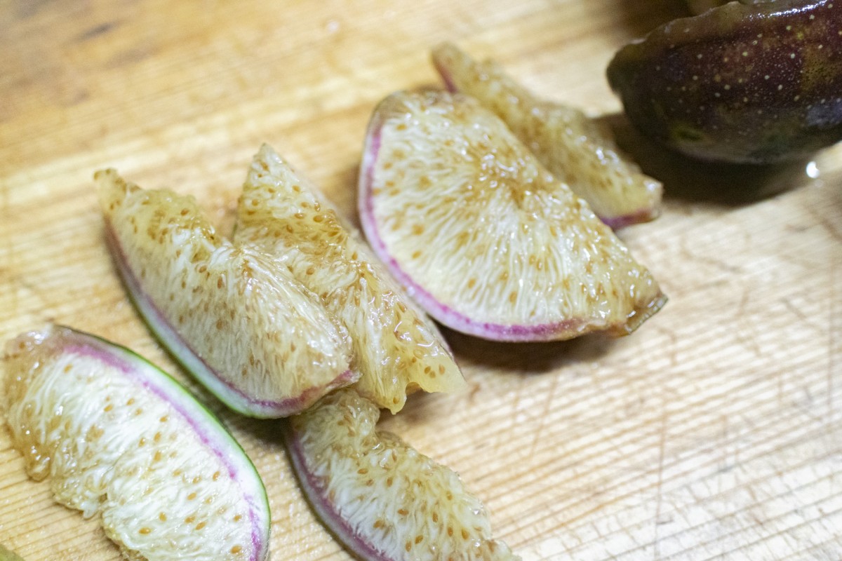 オオイタビの実はこのまま生食でもおいしい。