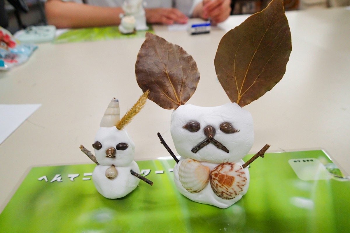 大学の授業の一環で、学生たちに紙粘土バージョンのへんてこモンスター作ってもらいました。