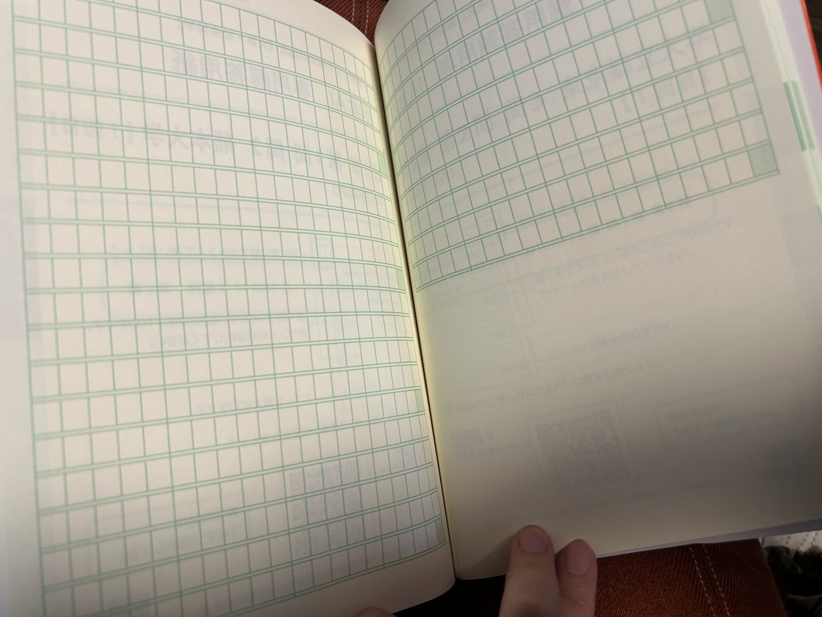 専用の作文用紙。普通の作文用紙とサイズ感は変わりませんので書きやすい。