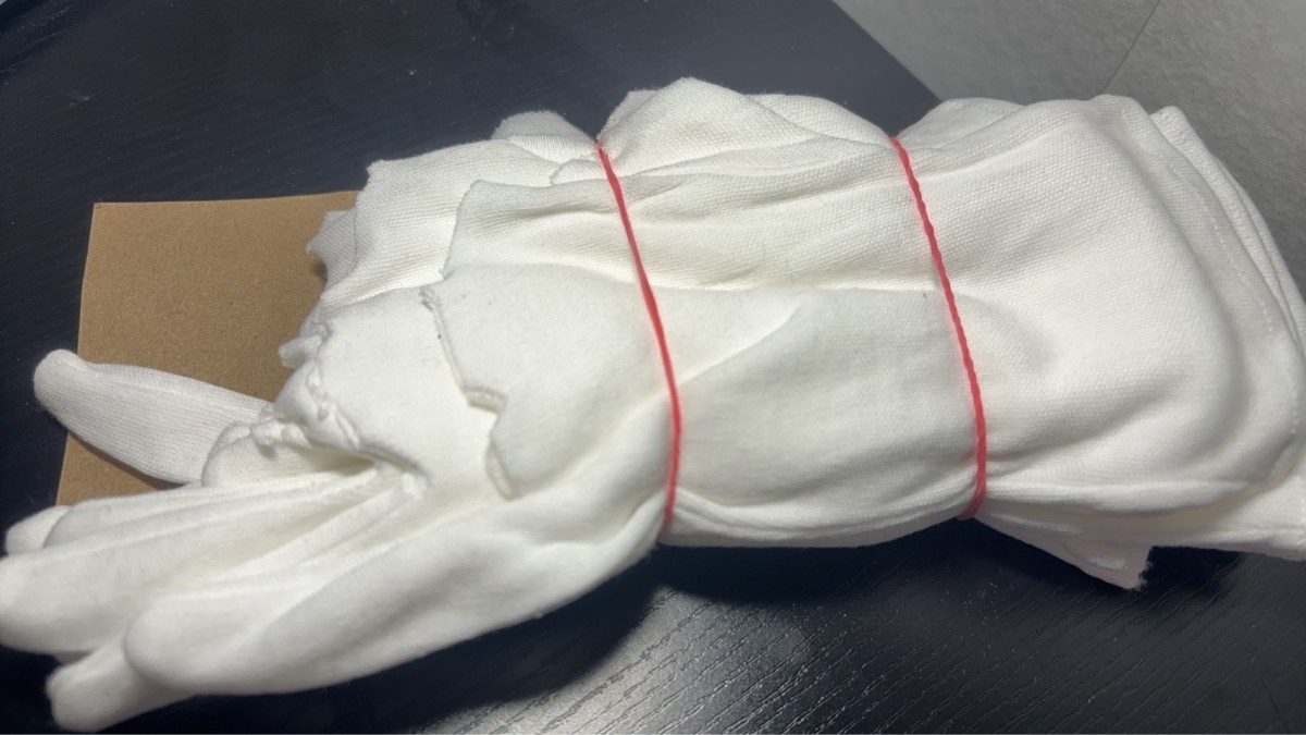 根岸注：まとめて切断しています。裁ちばさみで切りますが、一度に5枚程度しか切れません。台紙に輪ゴム2本で括りつけ、真ん中を引き出すときれいに取れます。