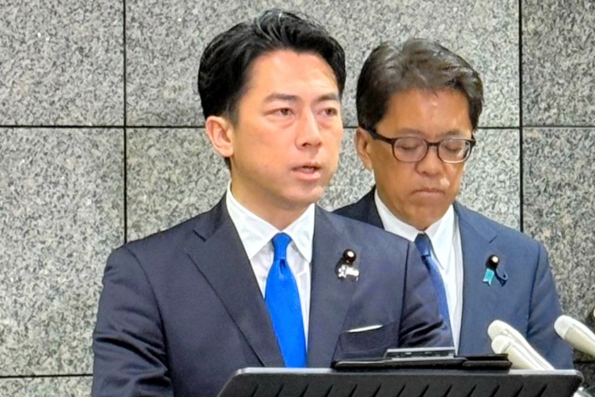 記者団に説明をする小泉進次郎防衛相=2025年12月7日、防衛省内、防衛省提供