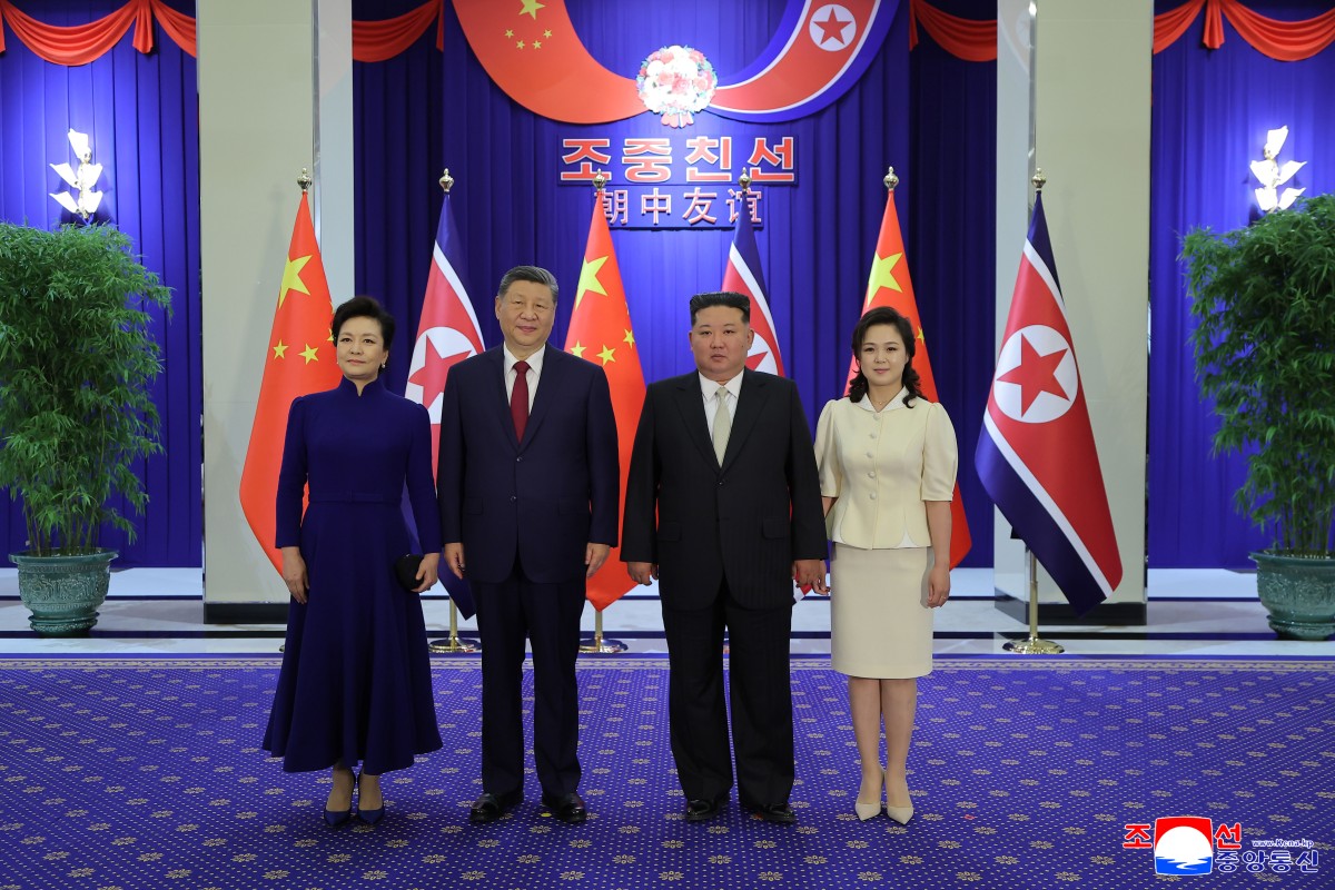 2026年6月8日夕、平壌の木蘭館で記念写真に納まる金正恩朝鮮労働党総書記(右から2人目)と妻の李雪主氏(右)、中国の習近平国家主席(左から2人目)と妻の彭麗媛氏⁼朝鮮中央通信ホームページから