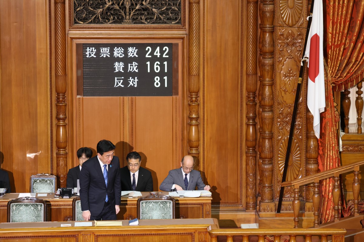 参院本会議で国旗損壊処罰法が可決、成立し、議場に向かって一礼する木原稔官房長官=2026年7月17日午前10時48分、国会内
